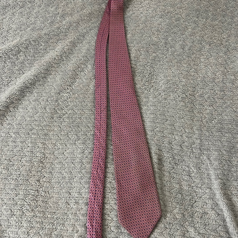 Pink patterned Brooks Brothers men’s tie